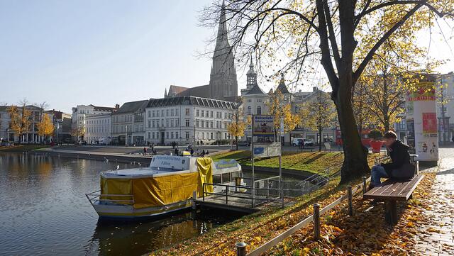 Das herbstliche Streiflicht hat eine vorteilhafte fotografische Wirkung auf die "Petermännchenfähre", die am Ufer des Pfaffenteichs festgemacht hat. Foto: Helmut Kuzina