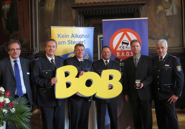 Das BOB-Team aus Mittelhessen beim Festakt in Erfurt mit v.l. Polizeivizepräsident Peter Kreuter, Polizeihauptkommissar Dirk Brandau, Polizeioberkommissar Jürgen Sill, Polizeihauptkommissar Jörg Pfeiffer, Polizeidirektor Manfred Kaletsch (mit der Danner-Medaille) und Polizeihauptkommissar Eberhard Dersch