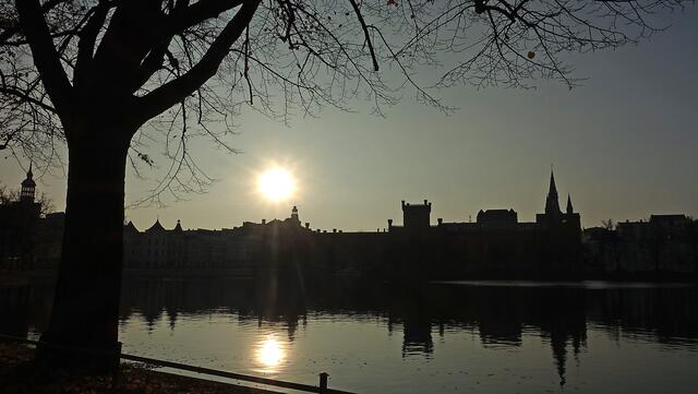 Gegen Abend verleiht das Gegenlicht der Landschaft um den Pfaffenteich mehr Dramatik. Foto: Helmut Kuzina
