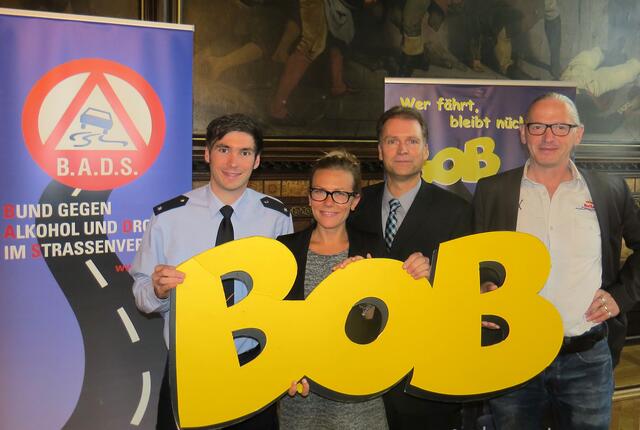 Die vier Protagonisten bei der Verleihung der Danner-Medaille an die Aktion BOB mit v.l. Polizeikommissar und Rallye-Fahrer Marijan Griebel, Fahrlehrerin Nadine Nagel, Polizeidirektor Manfred Kaletsch und Gastwirt Joachim Wohlfart mit dem BOB-Schriftzug
