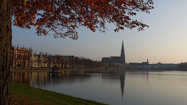Der alte Baumbestand am Pfaffenteich bildet einen Kontrast zur Altstadtsilhouette mit dem Dom. Foto: Helmut Kuzina