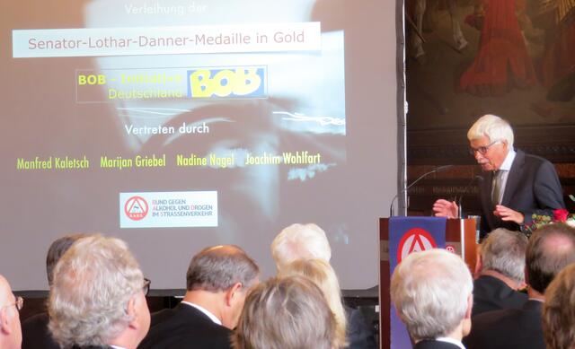Der Präsident des B.A.D.S., Dr. Peter Gerhardt bei der Ansprache zum Festakt zur Verleihung der Senator-Lothar-Danner-Medaille an die Aktion BOB im Rathaus  Erfurt