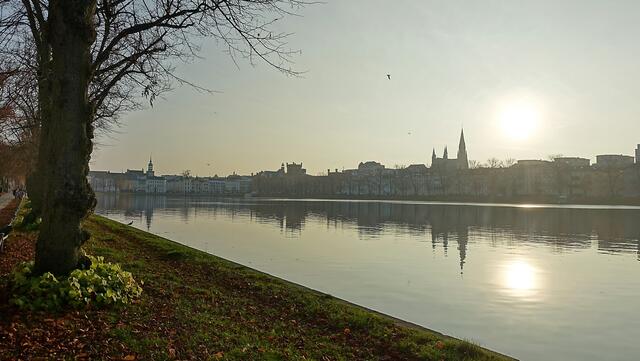Da die Sonne tief steht, betonen die flachen Strahlen die Konturen der Landschaft um den Pfaffenteich. Foto: Helmut Kuzina