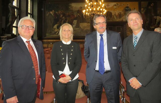 Der Preisträger der Danner-Medaille, Manfred Kaletsch (rechts) vom BOB-TEam im Gespräch