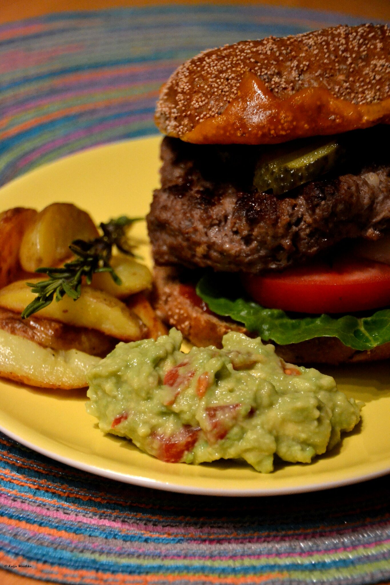 Rezepttipp: Burger mit Guacamole und Kartoffelspalten - Langenhagen