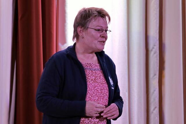 Maren Kühn, die Spielleiterin, eröffnet den Abend.