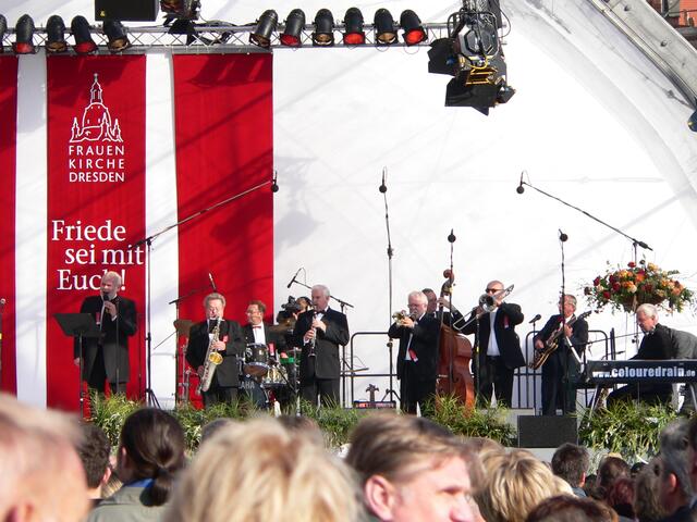 Die "Semperhaus Band" trägt das Motto hinaus in die Welt: "Friede sei mit Euch!"