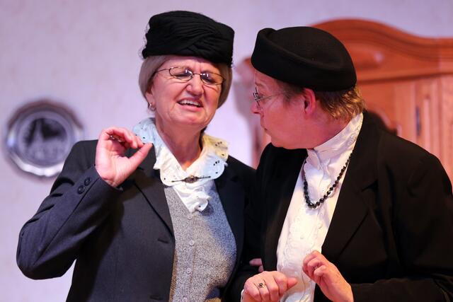 Die etwas skurrilen Ladies im Ort sind hingerissen (Erika Hoppenworth und Maren Kühn).