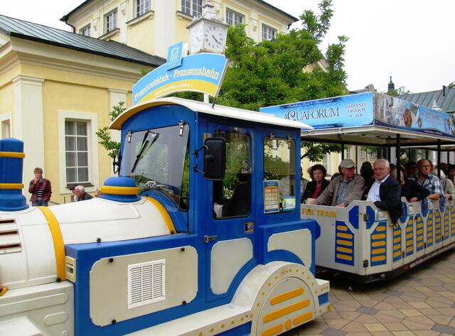 aber noch besser ist es die kleine Bahn zu kapern. Es kostet 2,-€. pro Person. Es ist ein Vergnügen durch die gepflegten Parkanlagen mit der Bimmelbahn zu fahren.