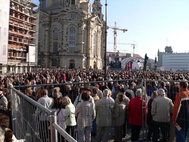 Tausende Menschen nahmen am Festgottesdienst teil. In der Frauenkirche und dem Gelände um sie herum