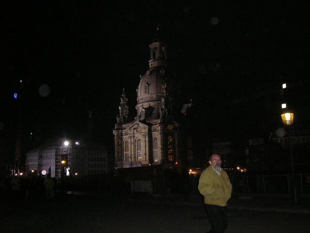Auch in der Dunkelheit ist die Frauenkirche  beeindruckend. Beeindruckend auch die Botschaft: Friede sei mit Euch!