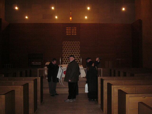 Unweit der Frauenkirche steht die neu erbaute Synagoge. Wir hatten Gelegenheit am Abend noch einen Blick in das Innere zu werfen.