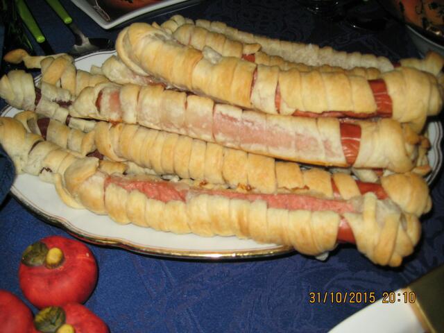 Das sind Mumien  !!!!!       Wiener im Blätterteigmantel eingewickelt...kam auch sehr gut an.
