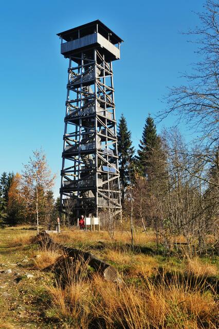 Da steht er vor uns, der Kellerwaldturm