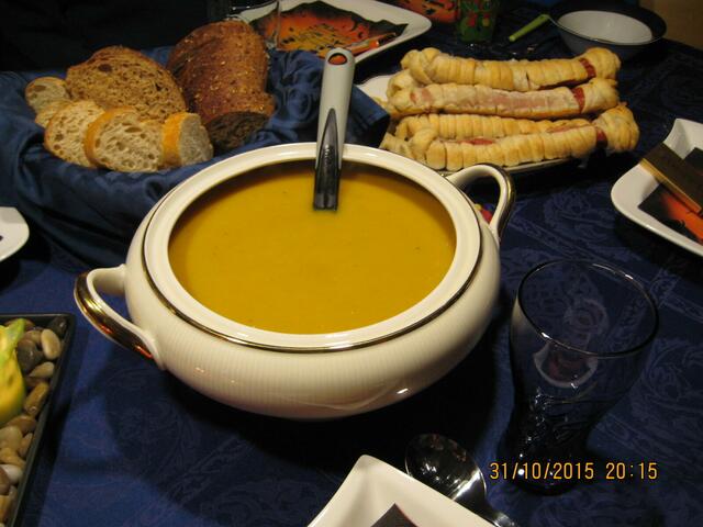 Das ist die überall beliebte  Hexen-Kürbis-Crem-Suppe !!!