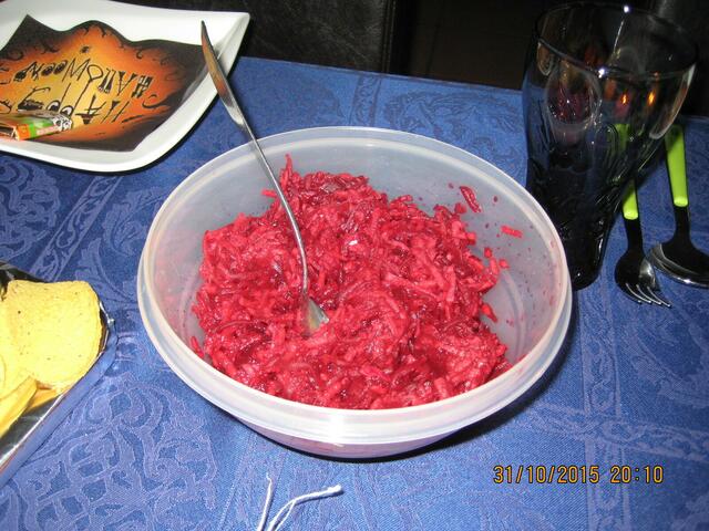 Hier  " Barbaras-Dracula-Salat".... !  Den habe ich auch in der Variante  für Allergiker hergestellt (ohne Apfel + o. Zitrone)  ER  hat suuuper geschmeckt in beiden Varianten !  Danke nochmal an Barbara.