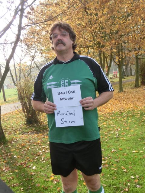 Koordinator Manfred Sturm im Sportdress für das Album ...
