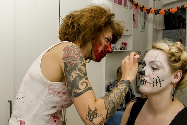 Halloween und seine Vorbereitungen | Sophia & Patzicia | Foto: SCHWARZE-art-PHOTOGRAPHIE