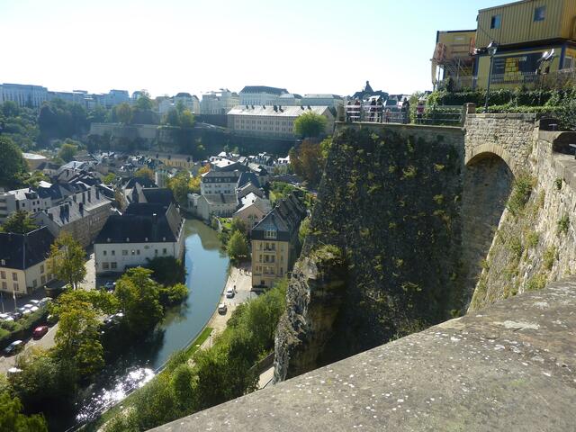 Zu Füßen der hohen schroffen Felsen auf denen sich die Burg und die Altstadt (Oberstadt) befinden, liegt die Unterstadt Grund