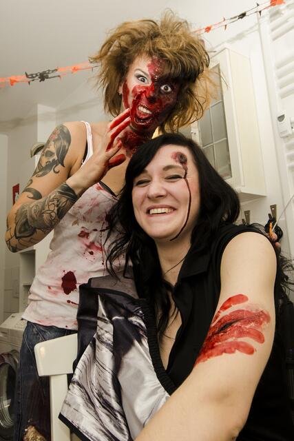 Halloween und seine Vorbereitungen | Sophia & Katharina | Foto: SCHWARZE-art-PHOTOGRAPHIE