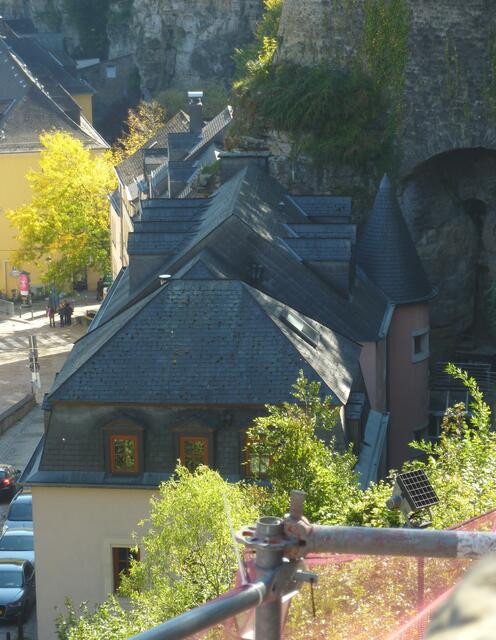 Diese Häuserreihe steht nah am Felsen.