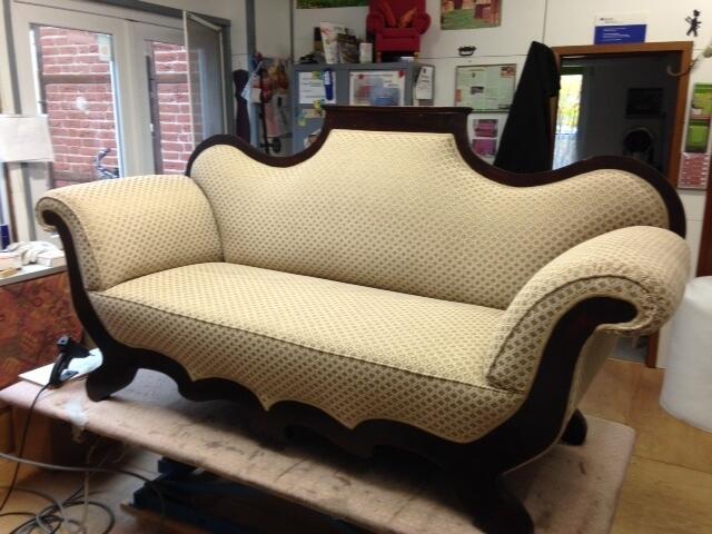 Das restaurierte Sofa in der Werkstatt von Meister Josef