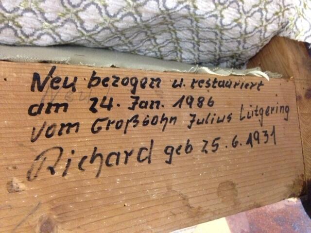 Neu bezogen u. restauriert am 24. Jan. 1986 vom Großsohn Julius Lütgering  Richard geb. 25.6.1931