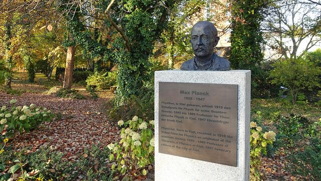 Kieler Nobelpreisträger (Bronze, Granit, 2015), Bildhauer Jörg Plickat, Ratsdienergarten. Foto: Helmut Kuzina