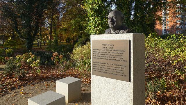 Kieler Nobelpreisträger (Bronze, Granit, 2015), Bildhauer Jörg Plickat, Ratsdienergarten. Foto: Helmut Kuzina