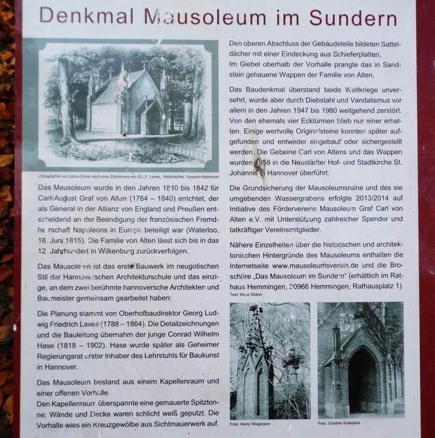 Eine Hinweistafel am Mausoleum gibt Erläuterungen dazu ab.