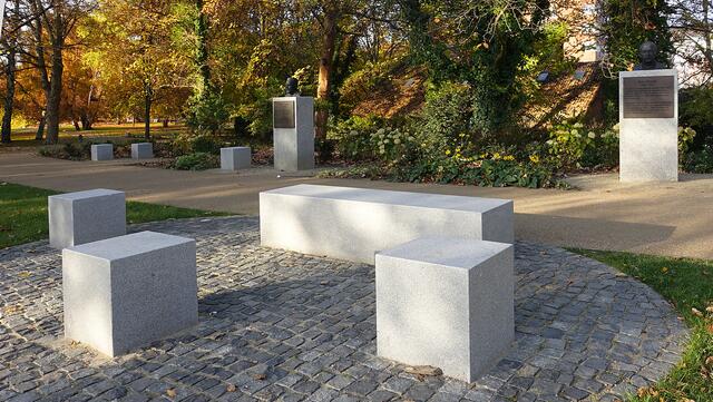 Sitzgelegenheiten sorgen am Weg der Nobelpreisträger für Aufenthaltsqualität. Foto: Helmut Kuzina