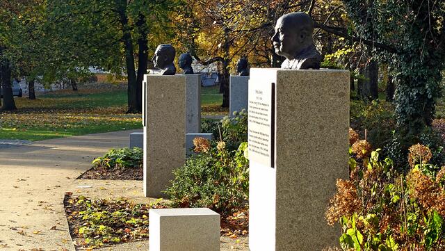 Die „Allee der Nobelpreisträger“ befindet sich zwischen dem Schlossgarten und dem Kleinen Kiel. Der Bildhauer Jörg Plickat gestaltete die Bronzebüsten. Der „Blindengarten“, den es in diesem Bereich gab, existiert nicht mehr. Foto: Helmut Kuzina