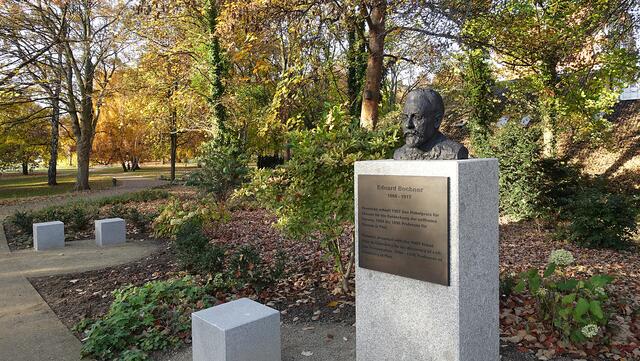 Kieler Nobelpreisträger (Bronze, Granit, 2015), Bildhauer Jörg Plickat, Ratsdienergarten. Foto: Helmut Kuzina