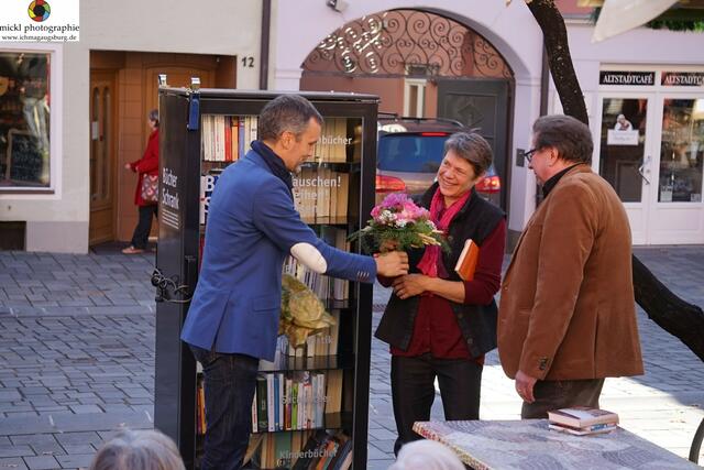 Bürgermeister Roland Eichmann überreicht einen Blumenstrauß an die Sponsoren Grzabka. Foto: Michael Ortner - www.ichmagaugsburg.de