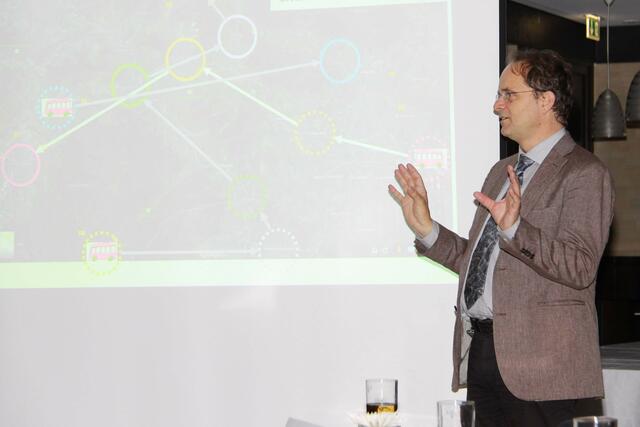 Professor Dr. Stephan Herminghaus (Direktor) bei seinen Ausführungen zum EcoBus.
