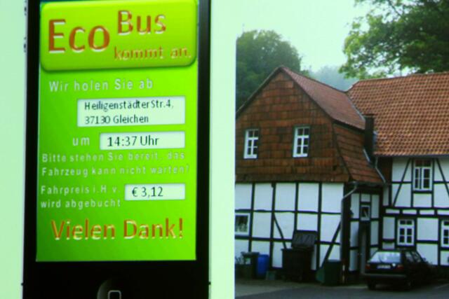 Mit dem Smartphone wird der EcoBus gerufen.