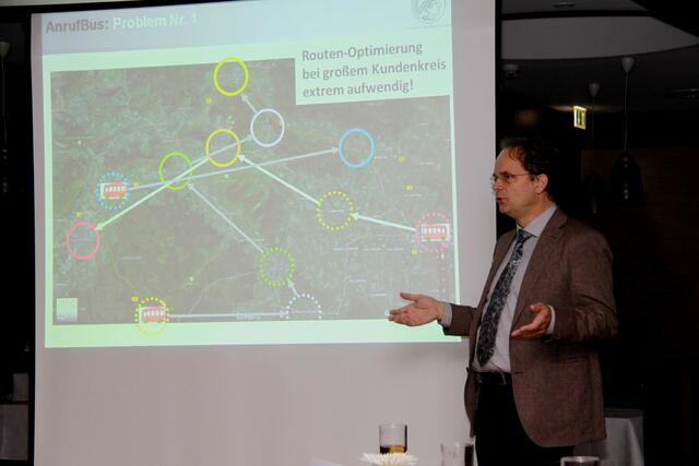 Professor Dr. Stephan Herminghaus (Direktor) bei seinen Ausführungen zum EcoBus.
