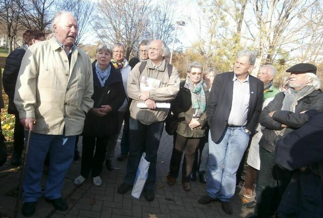 Horst Deuker (links), Jonny Peter (Mitte, mit Materialien im Arm) und Michael Jürging (nicht im Bild) begrüßen die Teilnehmer des Spazierganges.