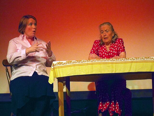 Ein "Heiratsantrag" mit Folgen. Wehe wenn der zukünftige Heiratskandidat einen "Spruchfahler" hat!
Anja Schrage (l.) und Inge Zoufall (r.) als Tochter und Mutter.