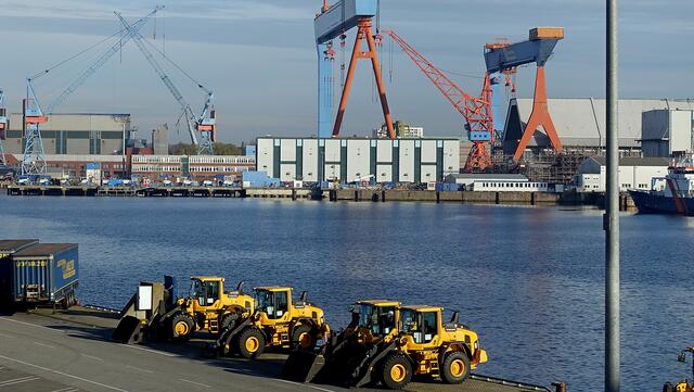 Am Ostufer der Förde befindet sich die Traditionswerft HDW (Howaldtswerke-Deutsche-Werft). Foto: Helmut Kuzina