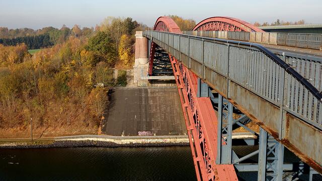 Die Levensauer Hochbrücke überspannt den Nord-Ostsee-Kanal in der Nähe von Kiel. Foto: Helmut Kuzina