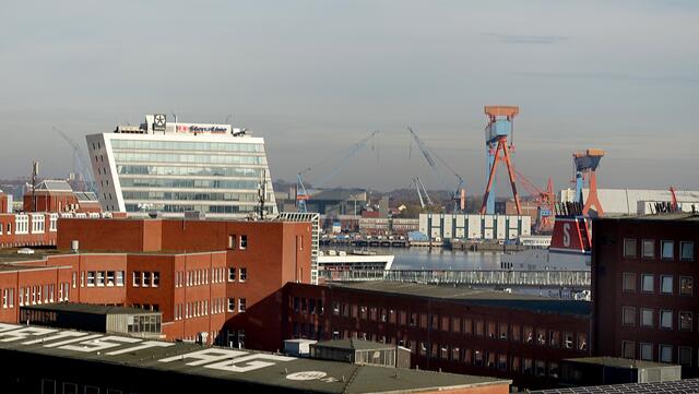 Der Terminal am Schwedenkai überragt die Hafengebäude, im Hintergrund sind die Krananlagen der Werft zu erkennen. Foto: Helmut Kuzina