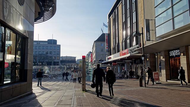 In der Fußgängerzone: An der Ecke Holstenstraße/Holstenbrücke. Foto: Helmut Kuzina