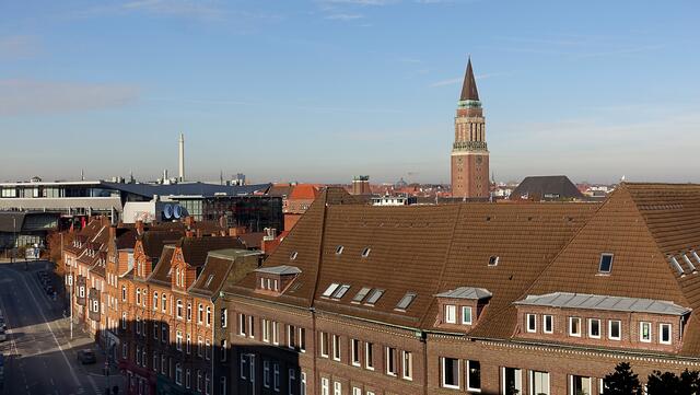 Der Rathausturm überragt die Altstadt von Kiel. Foto: Helmut Kuzina