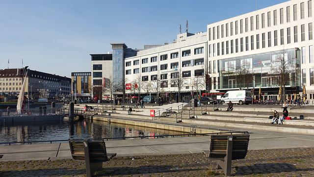 Der ehemalige Bootshafen im Stadtzentrum ist ein beliebter Treffpunkt. Foto: Helmut Kuzina