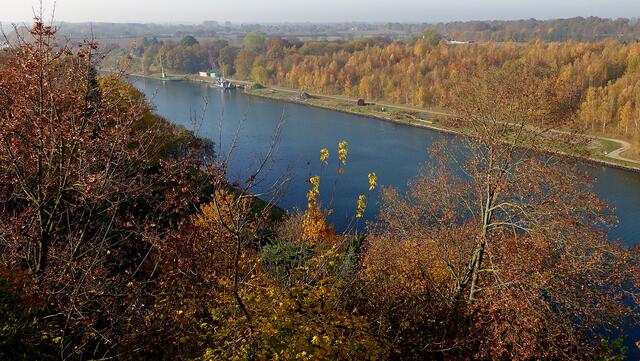 Von der Levensauer Hochbrücke bietet sich der weite Blick auf den Nord-Ostsee-Kanal und seine Umgebung. Foto: Helmut Kuzina