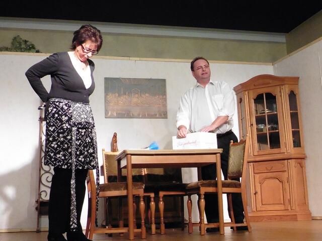 Mathilde Faust (Ute Buddrus) hält das Pfarrhaus sauber und Ottfried Krümel (Stefan Kaiser) kümmert sich um den Messwein.