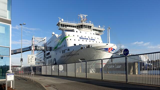 Die "Stena Germanica" an ihrem Liegeplatz im Hafen: Das 240 m lange schwedische Fährschiff erkehrt auf der Linie Kiel-Göteborg. Foto: Helmut Kuzina