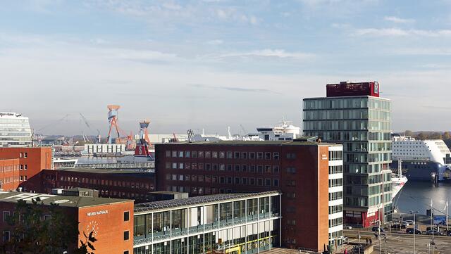 In der Bildmitte das Neue Rathaus mit der Stadtverwaltung, der Tourismusinformation und der Post; dahinter der Hafen mit dem Hafenhaus an der Kaistraße. Foto: Helmut Kuzina