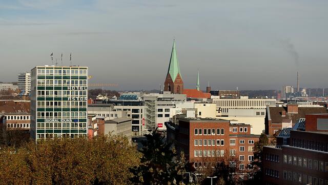 Der Turm der Nikolaikirche überragt das Altstadtzentrum. Foto: Helmut Kuzina